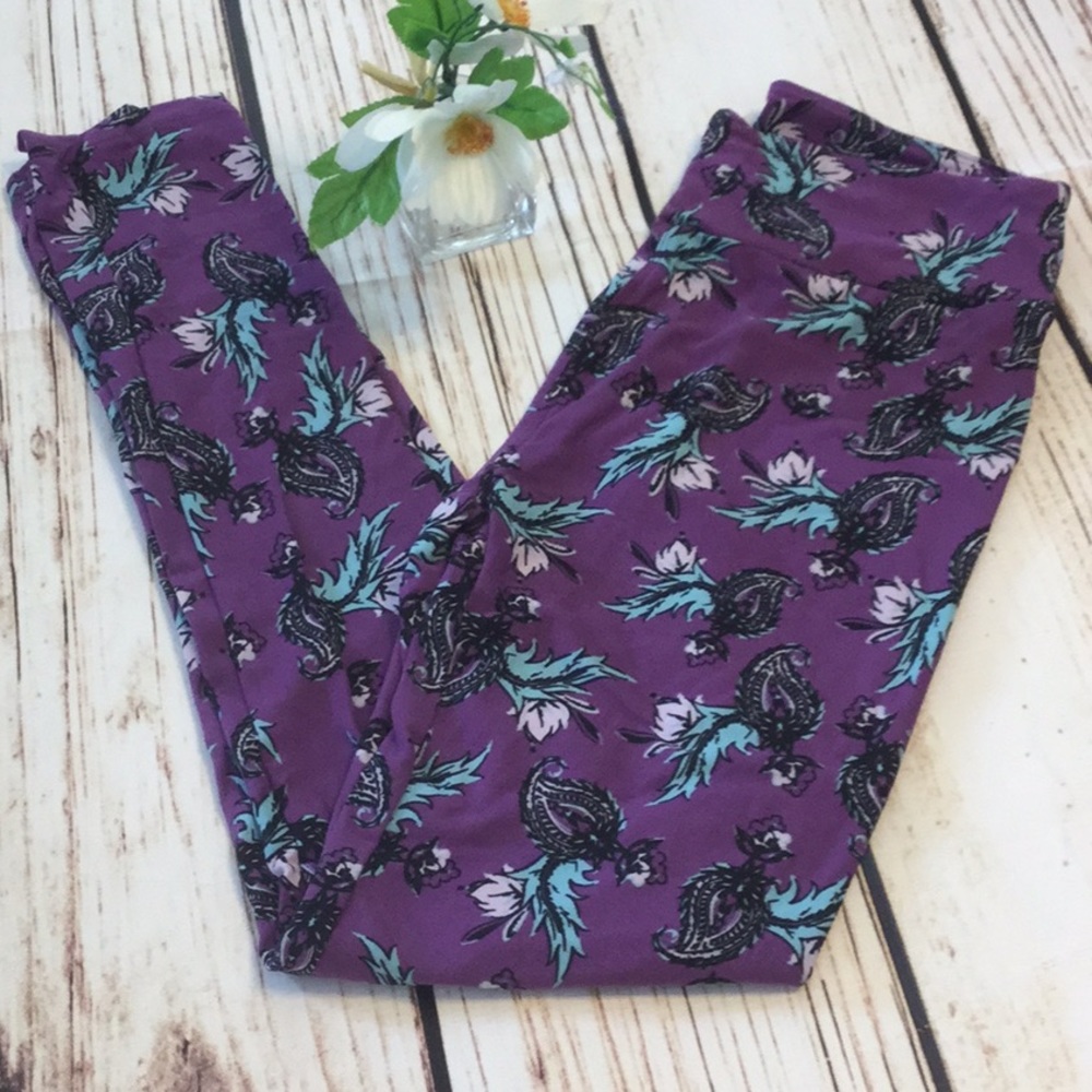 💜Pretty paisley mint purple leggings NWT one size